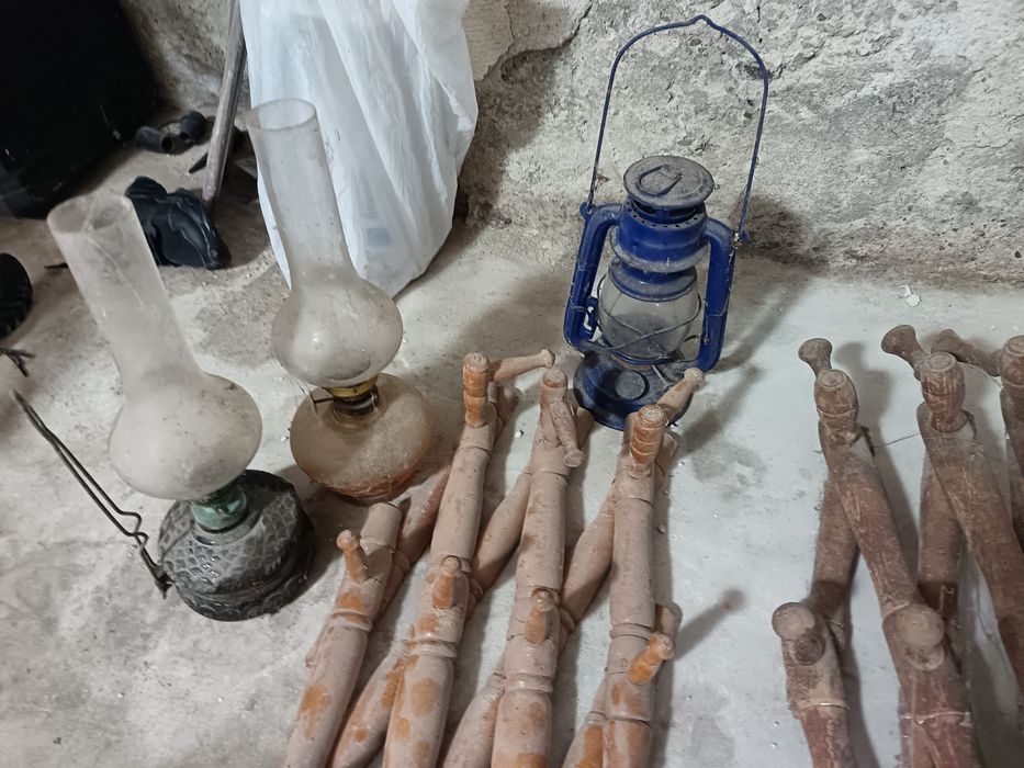 Стари афтентични закачалка и газени лампи