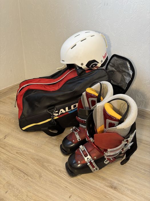 Лыжные ботинки шлем очки и чехол