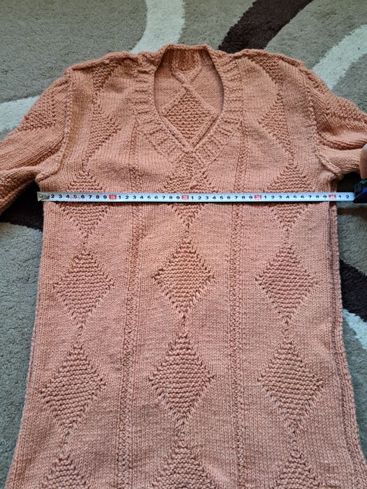 Чисто нов вълнен ръчно плетен пуловер