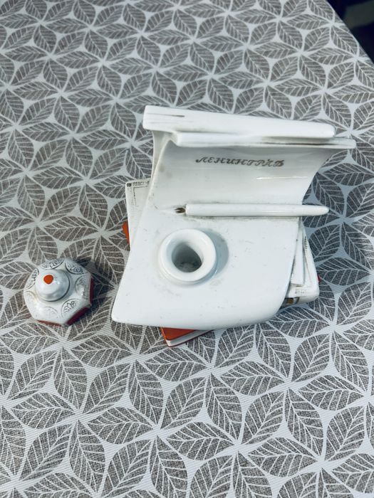 Продаю  винтажную фарфоровую статуэтку чернильницу