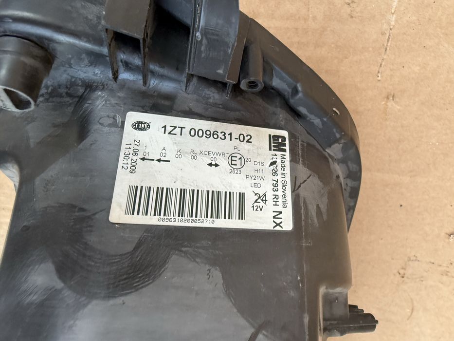 Фар Opel Insignia Xenon 2009-