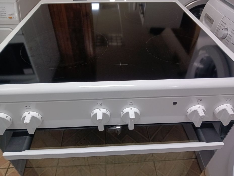 Като нова свободно стояща печка с керамичен плот Voss 2години гаранция