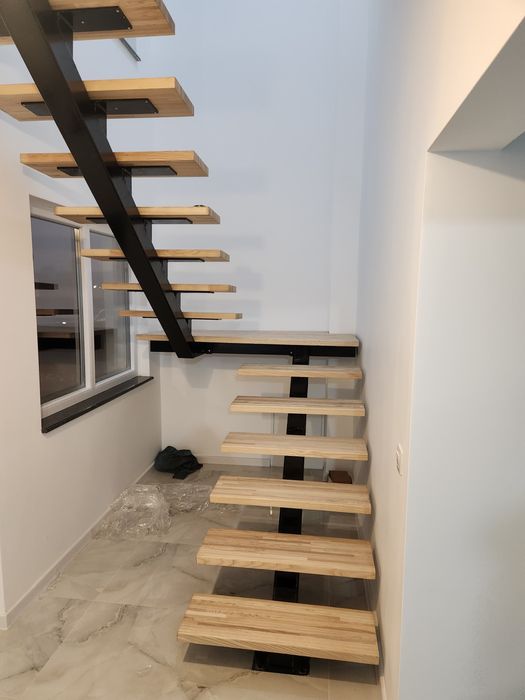 Scara interioara cu trpete din lemn