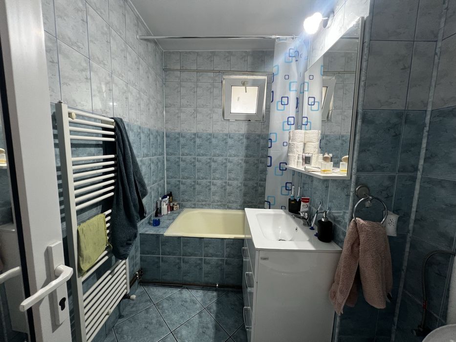 Inchiriez apartament 2 camere decomandat cu centrala Micalaca 300