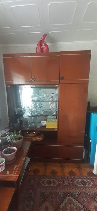 Продается 4-секцион стенка шкаф и диваны кресло старые и