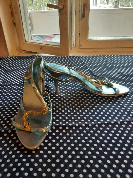 Продам босоножки