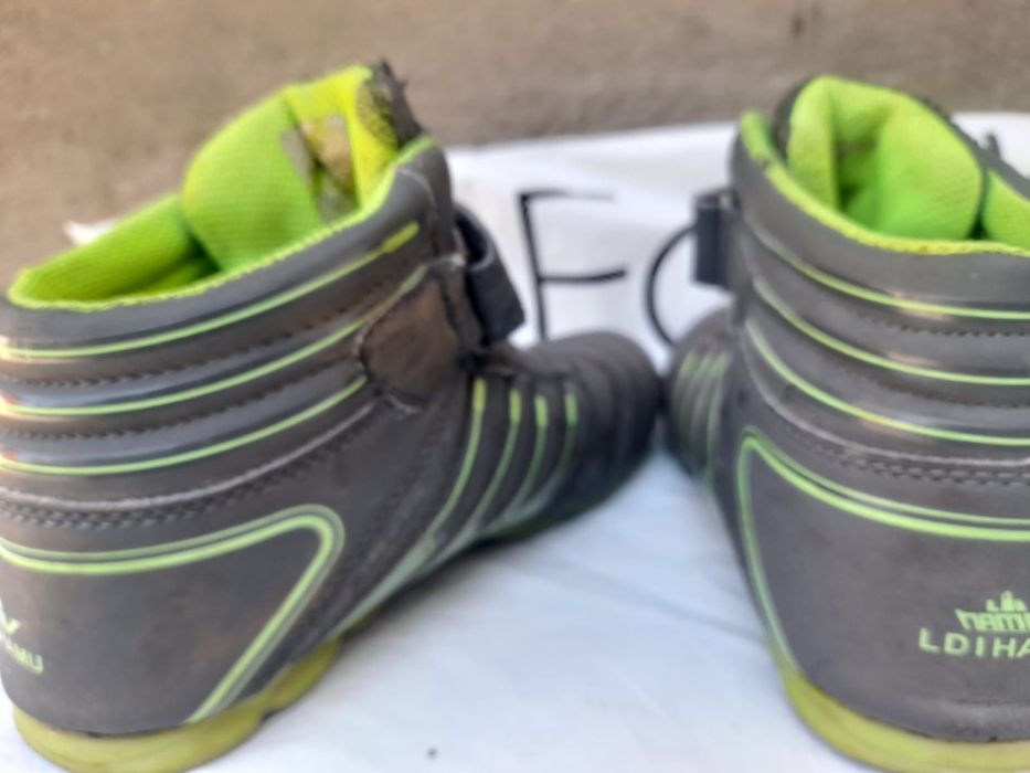 Продам кроссовки на мальчика