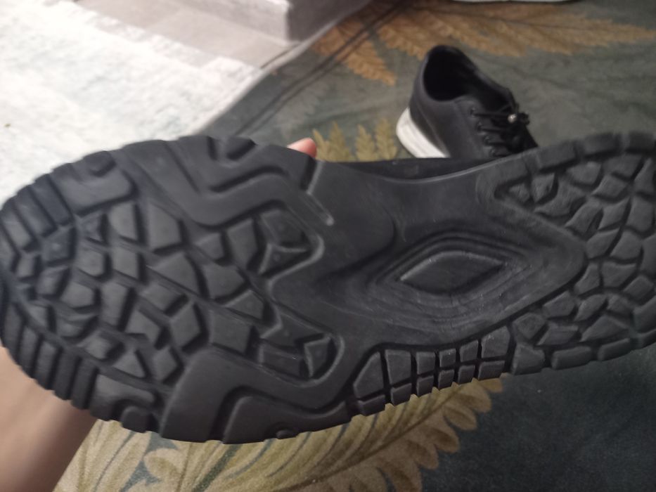 Продаются кожаные кроссовки