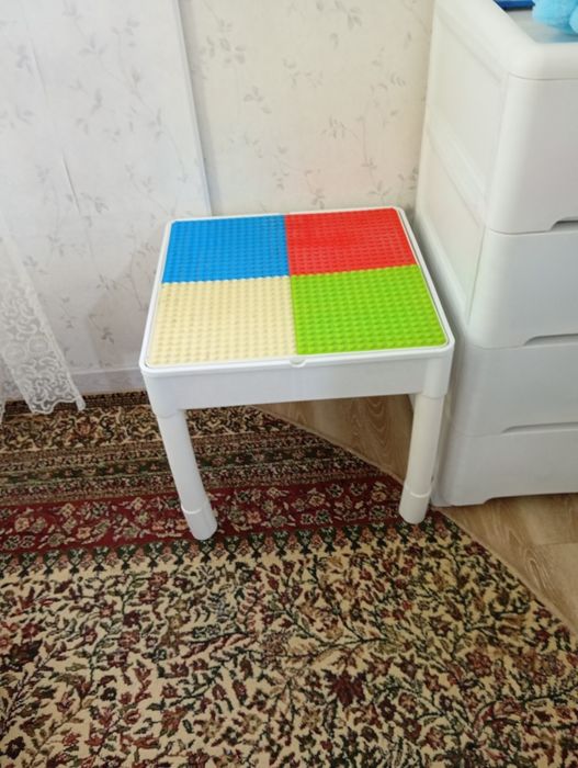 Продам столик Лего с пуфиком