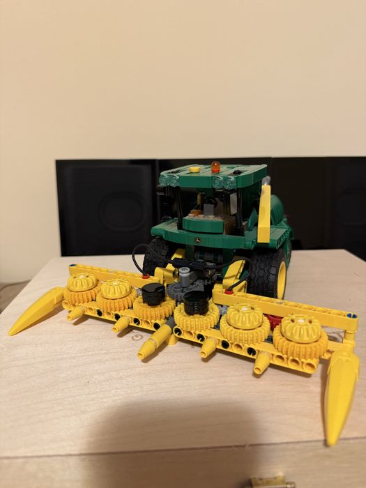 Set Lego Technic John Deere 42136 și 42168