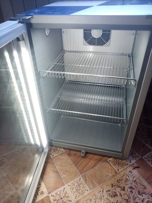 Продам витринный холодильник ретбул