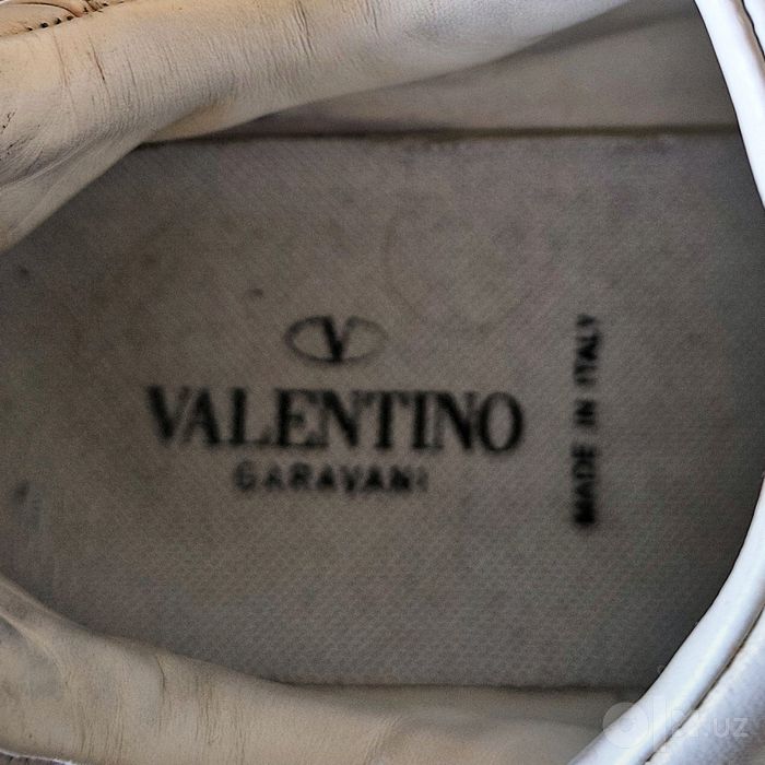 Фирменные и оригинальные кроссовки от бренда VALENTINO