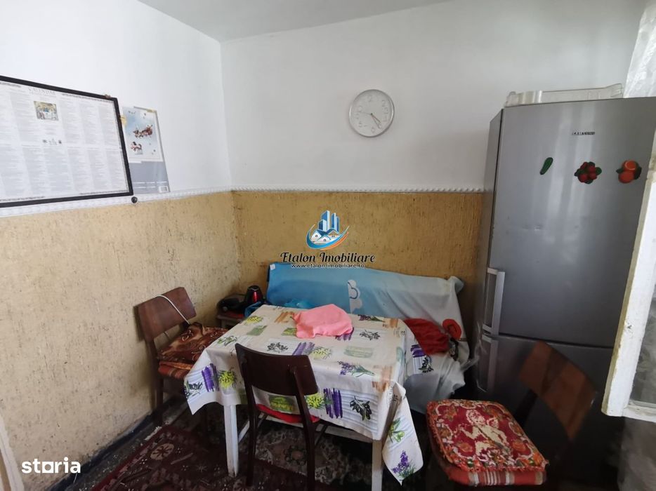 Apartament 3 camere semidecomandat cu 1 baie si 2 balcoane situat la e