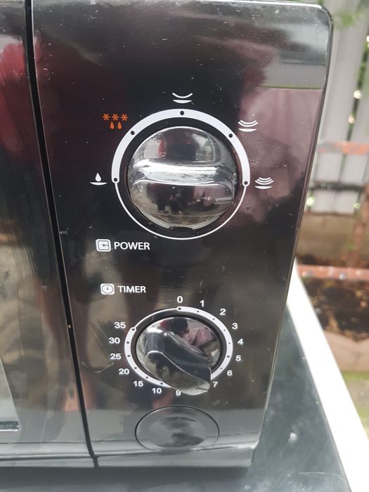 Vand cuptor cu microunde marca Daewoo