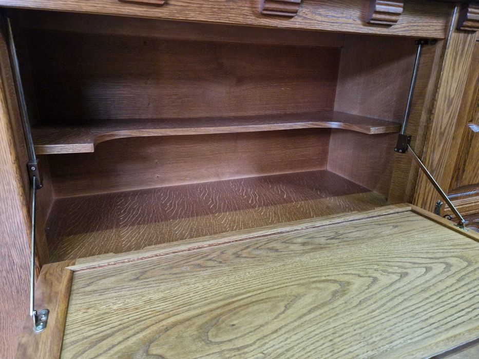 Голям дъбов бюфет