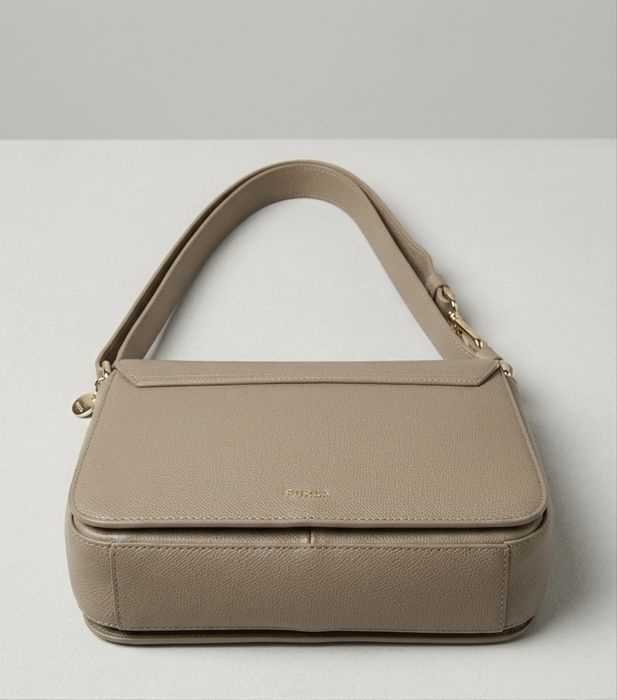 Furla чанта бежова телесен цвят
