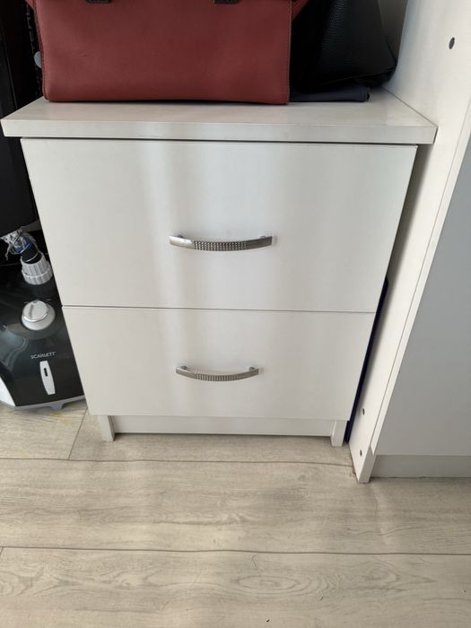 Комод вместе с зеркалом