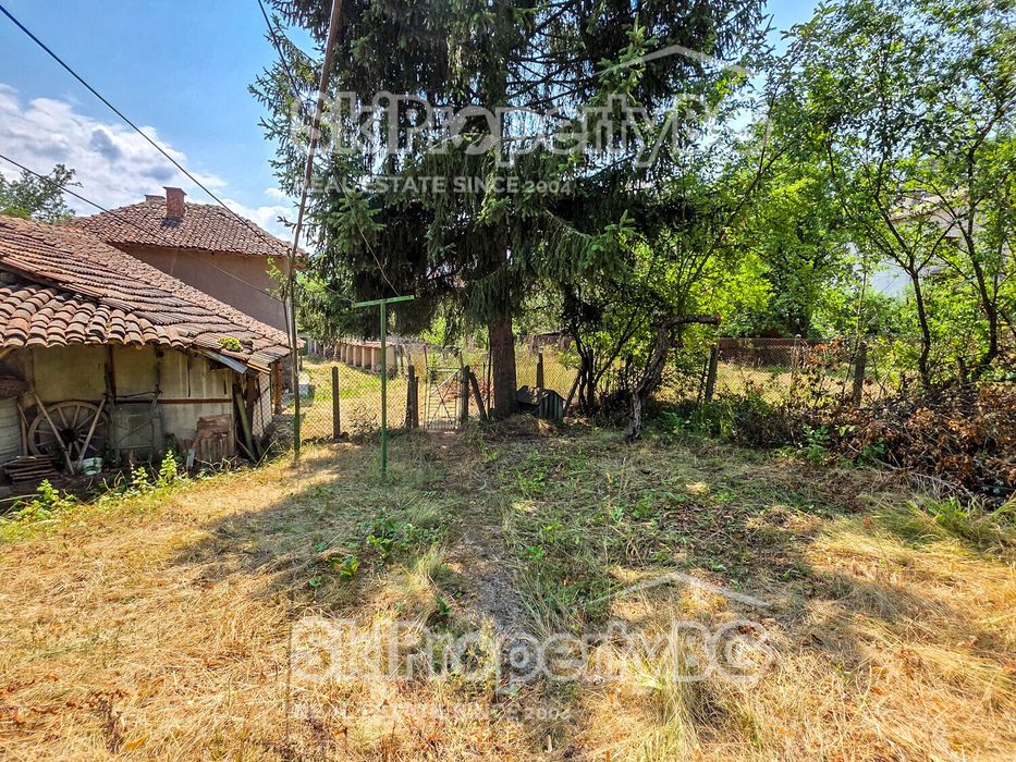 Две къщи с голяма градина в село Райово!