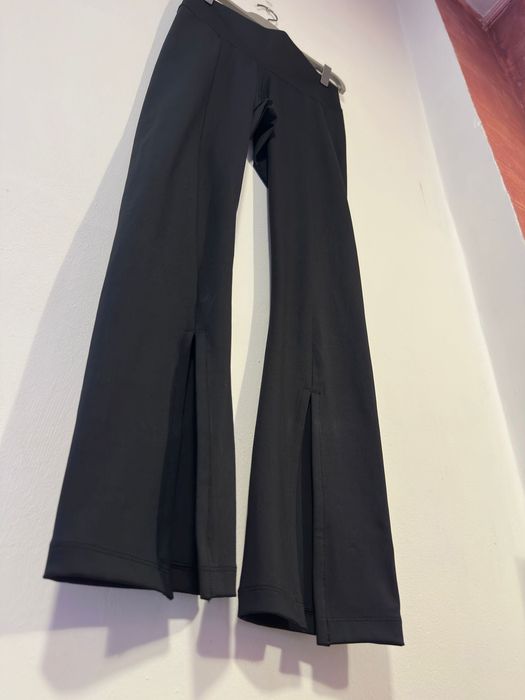 Colanți Adidas Fit High-Waist, cu talie înaltă, evazați cu despicătură, Negri, S