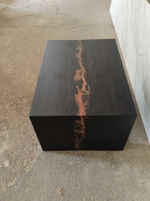 Холни масички от иголистен материал и епоксидна смола