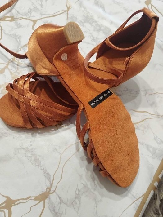 Обувки за спортни танци