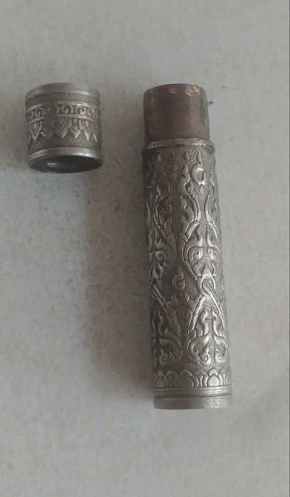 Старая металическая игольница.