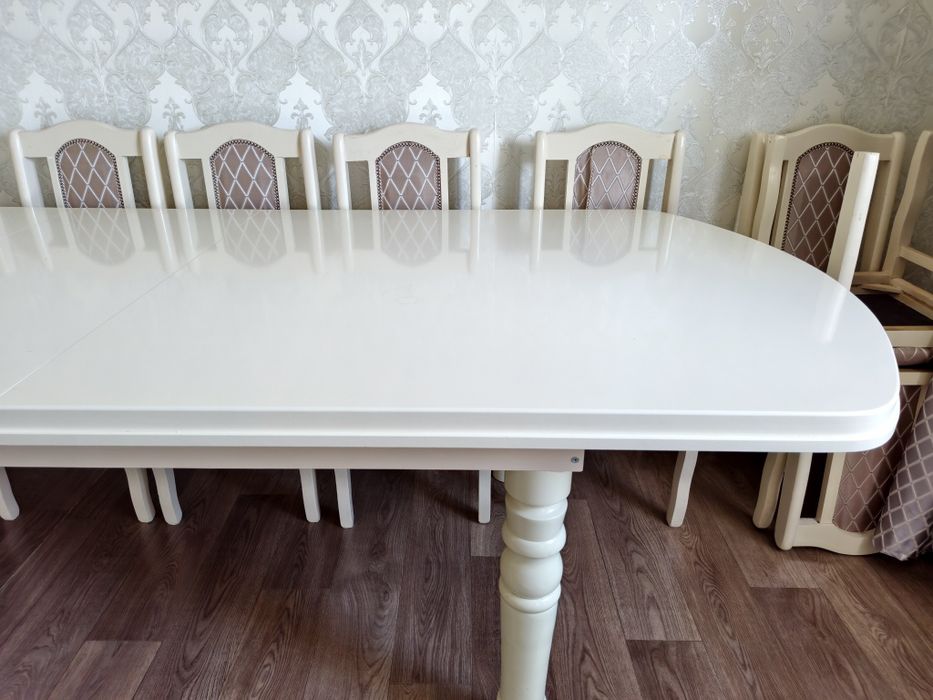 Гостинный стол со стульями