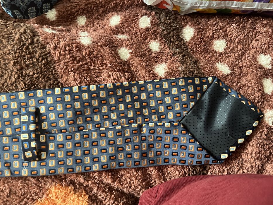 Продам галстуки брендовые целый пакет