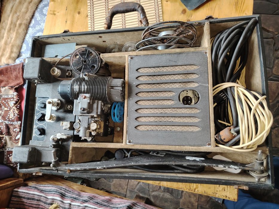 Proiector film Bell & Howell Anii 40