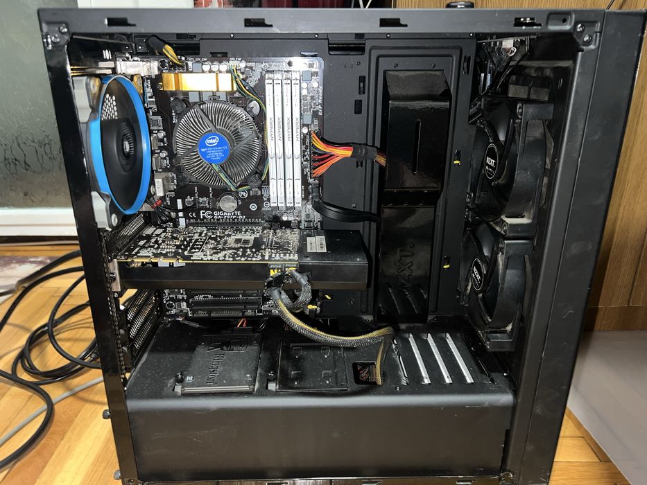 Pc intel i5 4690k, 16gb ram, Nvidia GTX 970, ssd 120gb, hdd 1tb.