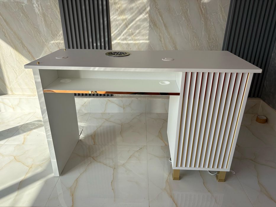Vand masa manichiura in stare impecabila facuta pe comanda cu aspirator incorporat