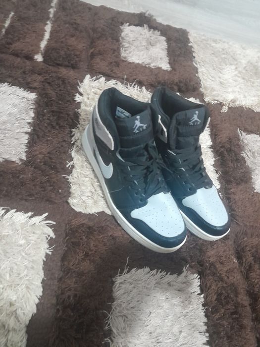 Nike Jordani  pret 600 de lei neg