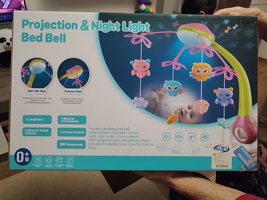 Vând bucătărie de lemn și carusel pentru pătuț