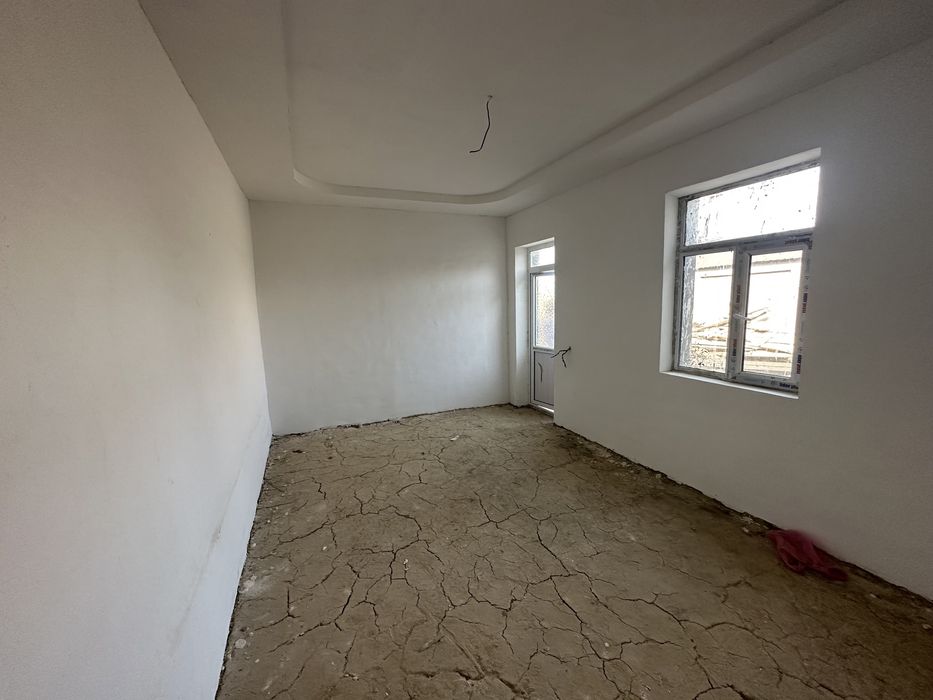 Uy sotiladi Hovli 2ta adeni adeni