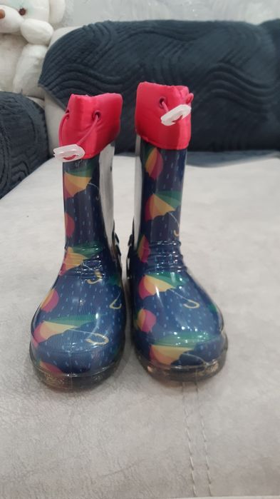 Продам  резиновые сапожки для девочек (мальчиков)