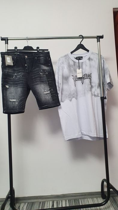 Pantaloni de blugi scurți și tricou