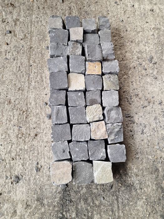 Piatra cubica andezit – durabila, pentru curți și drumuri