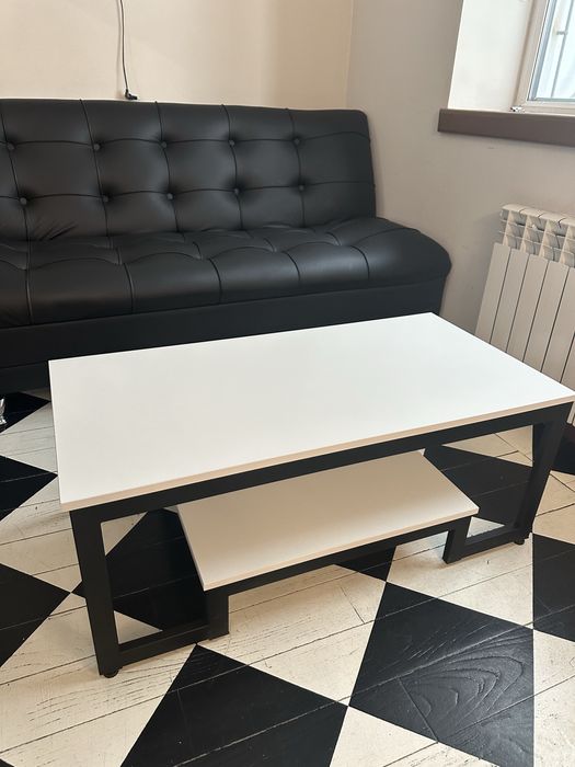 Диван с журнальным столиком