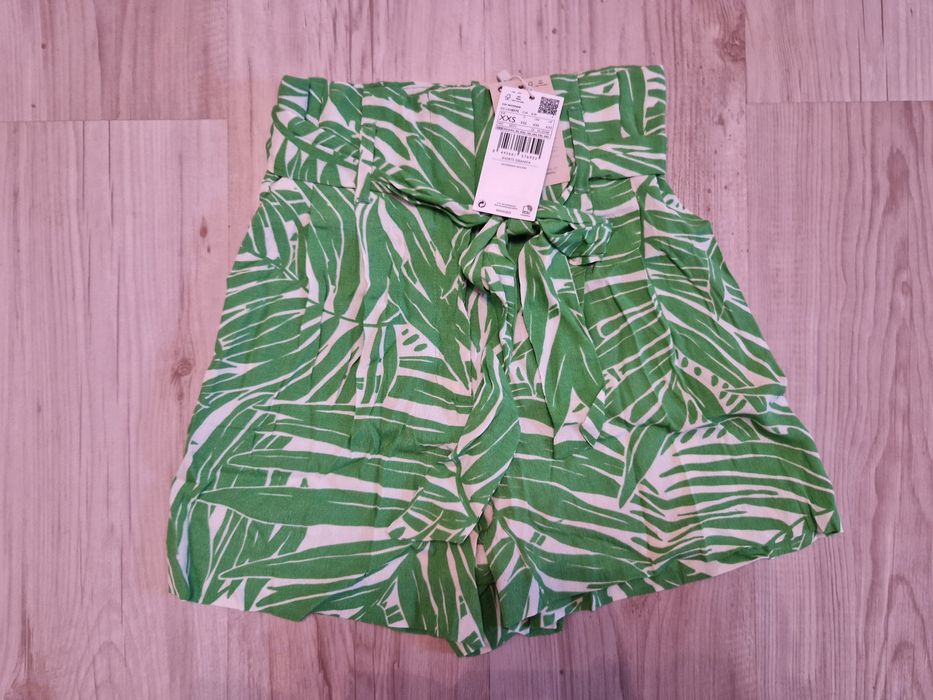 Vand pantaloni scurti noi cu eticheta