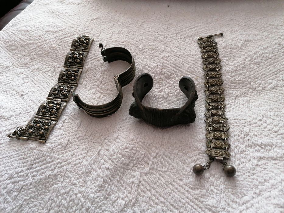 Стари български сребърни гривни