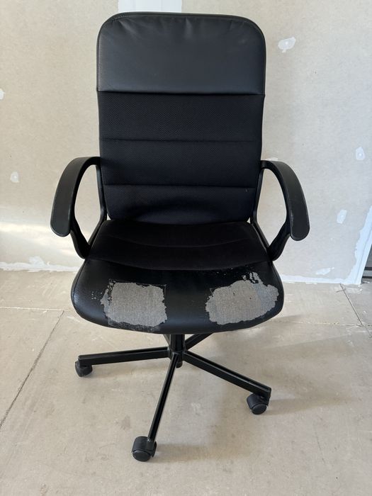 Офис стол черен.