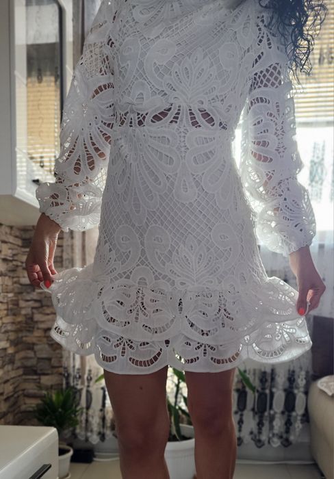 Дантелена бяла рокля