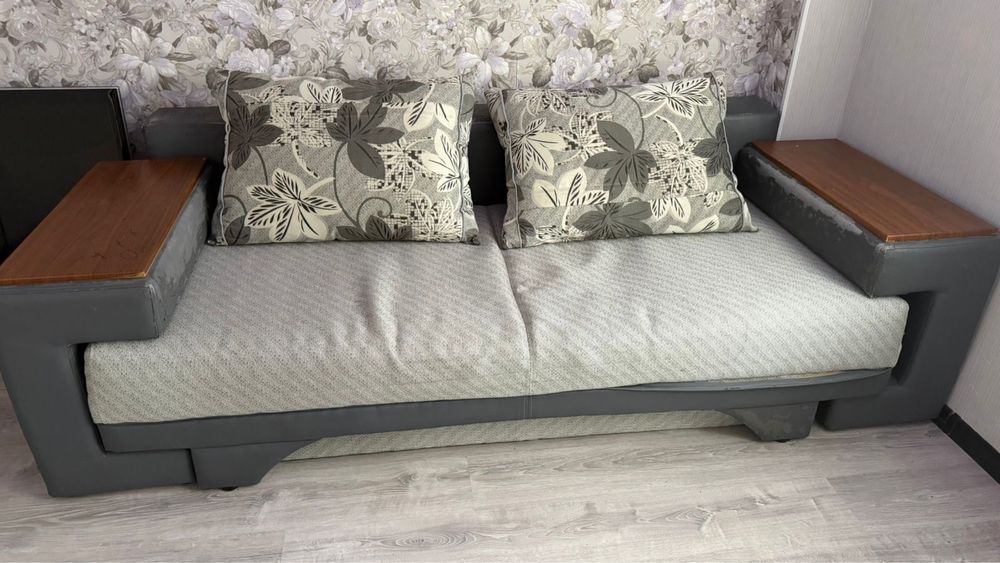 Продам диван с подушками