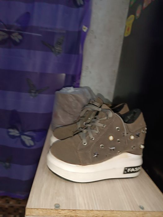 Продам женскую обувь