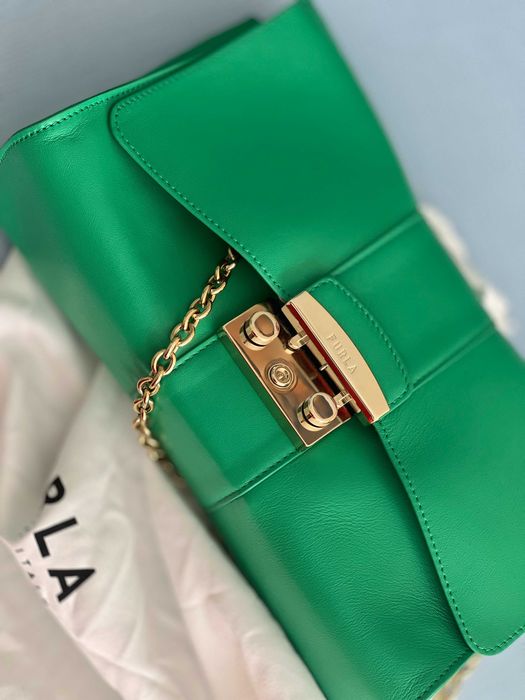 Furla в неустоим летен цвят