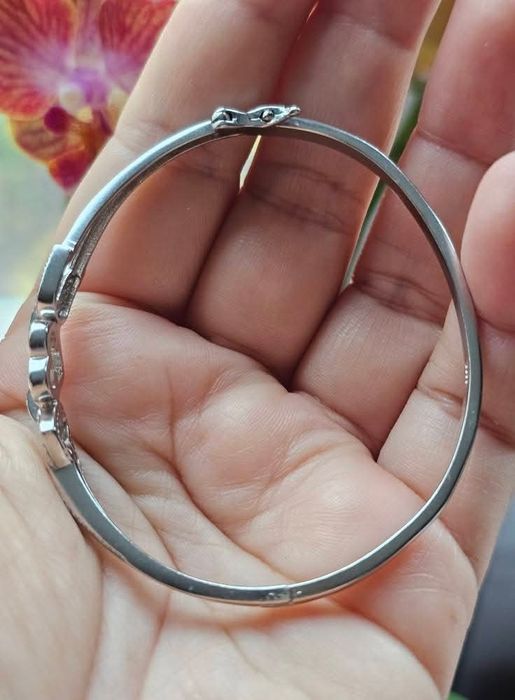 Сребърна гривна с циркони