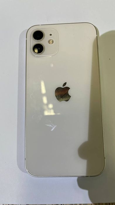 Iphone 12  karopka bor