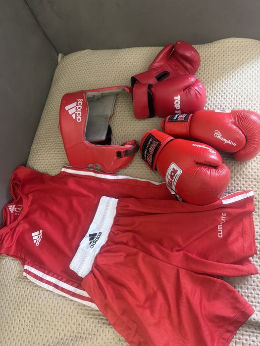 Боксерская форма, перчатки, шлем
