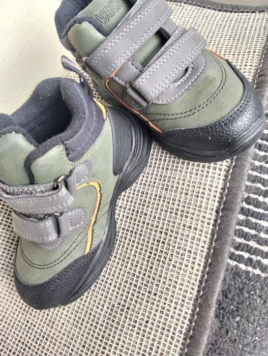 Papuci băieți , ca noi