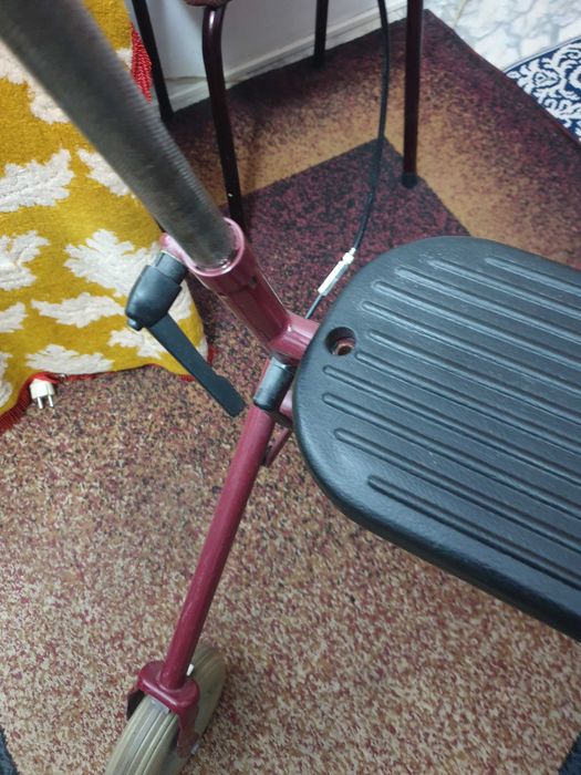 Carucior-scaun rolator pentru persoane cu dizabilitati